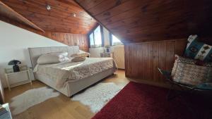 een slaapkamer met een bed en een houten plafond bij Oleggio Home in Oleggio