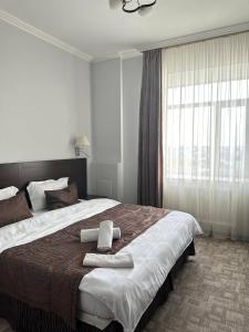 En eller flere senge i et værelse på Tanzharik Hotel