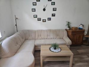 Et opholdsområde på Gästezimmer Fischer + 1 billede