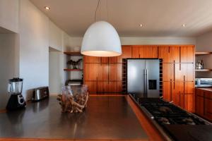 una cucina con mobili in legno e un piano di lavoro di Tropical paradise 