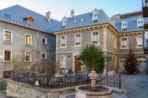 een groot gebouw met een fontein ervoor bij Maison Soyeuse in Briançon