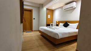 Giường trong phòng chung tại Hashtag Inn opposite Sarusajai Stadium +106 ảnh