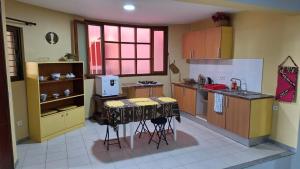 a kitchen with a table and some chairs in it at Kaza Manata in Praia