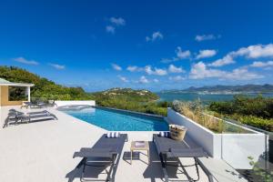 a swimming pool with a view of the ocean at O SUN in Les Terres Basses