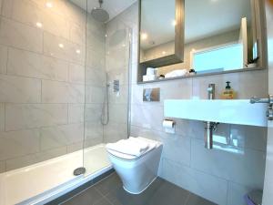a bathroom with a toilet and a sink and a shower at Modern 2-Bed Apartment in Blu Bracknell in Bracknell +10 photos