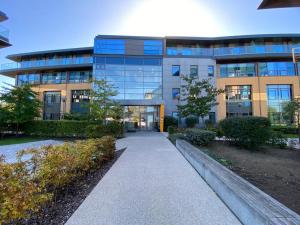 an office building with a walkway in front of it at Modern 2-Bed Apartment in Blu Bracknell in Bracknell