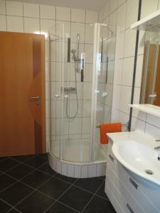A bathroom at Ferienwohnungen Bauernhof Schilcher Még 30 kép