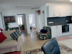 a living room with a couch and chairs at Peaceful Apartment-3 Zi, Loggia & Garden in Blankenese in Hamburg