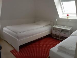 a small bedroom with a bed and a red rug at Peaceful Apartment-3 Zi, Loggia & Garden in Blankenese in Hamburg