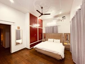 een slaapkamer met een bed en een plafondventilator bij Stayble Homestay in Dehradun