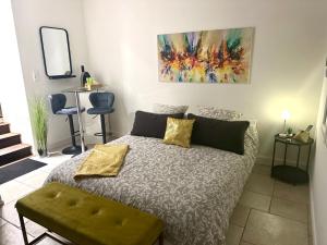 a bedroom with a bed and a painting on the wall at KVS concept Écommoy chambres haut de gamme proche circuit 24 heures Le Mans in Écommoy