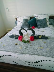 a bed with a heart made out of flowers at La pause enchantee in Villarcoin