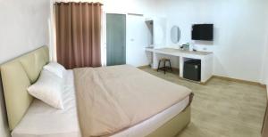 a hotel room with a bed and a desk at ก่อนเกาะโฮเทล แหลมงอบ Konkoh Laemngob in Laem Ngop