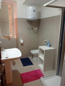 a small bathroom with a sink and a toilet at Penelope in Agrigento