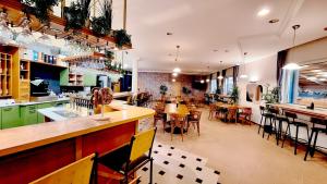 een restaurant met een bar en een aantal tafels en stoelen bij Rauchkuchl CenterCourt Hotel in Graz