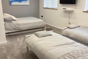 Giường trong phòng chung tại Modern Large 4-Bed Property sleeps 10 in Abergele