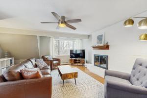 un soggiorno con un divano e un ventilatore a soffitto di Kingswood Mountainside Retreat a White River Junction