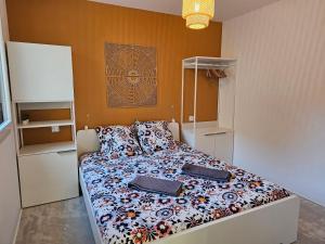 En eller flere senge i et værelse på Maison des libellules de dugradus + 54 billeder