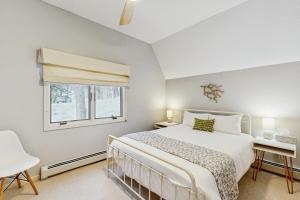 una camera da letto bianca con un letto e una finestra di Kingswood Mountainside Retreat a White River Junction