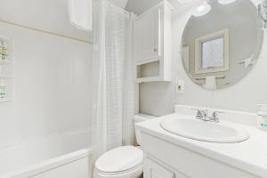 un bagno bianco con un water e un lavandino di Kingswood Mountainside Retreat a White River Junction Altre 18 foto