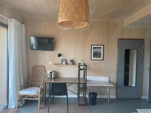 una sala da pranzo con un tavolo e due sedie di Les Libellules a Gémil