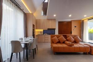 ein Wohnzimmer mit Sofa und Tisch in der Unterkunft Northpine Cottages in Tegalharendong + 14 Fotos