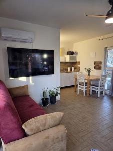 een woonkamer met een bank en een eetkamer bij פסטרנק אירוח יער אודם in Odem