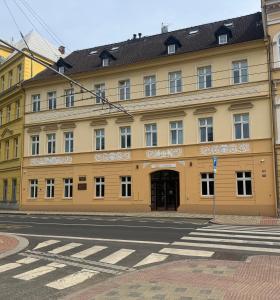 duży żółty budynek na rogu ulicy w obiekcie Hotel PAYER w Cieplicach