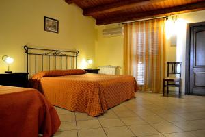 um quarto com 2 camas com edredões laranja em Al Galileo Siciliano em Palermo
