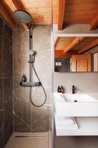een badkamer met een wastafel en een douche bij Hotel Chesa Rosatsch - Home of Food in Celerina