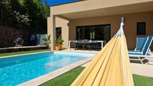 Swimmingpoolen hos eller tæt på Maison des libellules de dugradus