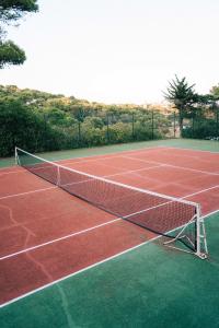 a tennis net on a tennis court at Résidence hôtelière Le Provençal à Giens - Bord de mer in Hyères