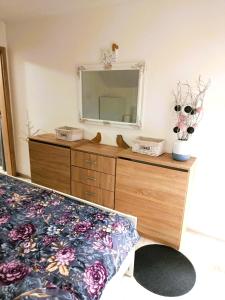 een slaapkamer met een dressoir met een spiegel en een bed bij Apartmán Romanna in Terchová +24 foto's