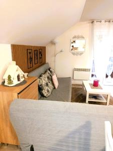 een woonkamer met een bank en een tafel bij Apartmán Romanna in Terchová