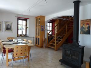 een woonkamer met een houtkachel en een tafel bij Saint Laurent 1330 Chemin de Saint Laurent in Rieux