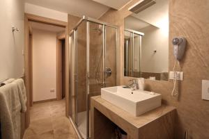 un bagno con lavandino e doccia di Appartamento Alpen Molveno a Molveno Altre 8 foto