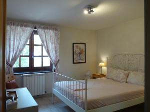 een slaapkamer met een wit bed en een raam bij Saint Laurent 1330 Chemin de Saint Laurent in Rieux +77 foto's