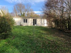 una piccola casa bianca in mezzo a un cortile di Cure bien être A l'orée du Bois a Clion Altre 2 foto