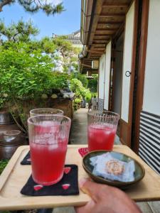 un tavolo con due bevande e un piatto di cibo di Sungsim Hanok Guesthouse a Jeonju