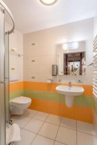 un bagno con lavandino e WC di Apartamenty przy Głównym Deptaku a Wisła Altre 26 foto