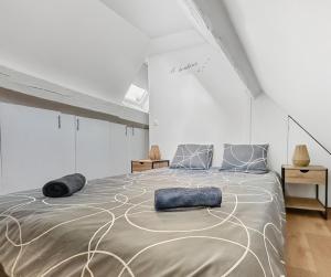 a bedroom with a large bed with two pillows on it at Central, spacieux et calme votre cocon à Melun in Melun