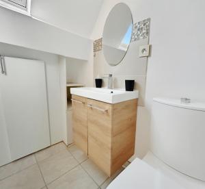 a bathroom with a sink and a mirror at Central, spacieux et calme votre cocon à Melun in Melun +20 photos