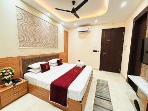 a bedroom with a bed and a ceiling fan at Goel Villa and Hotel in Allāhābād Junction +49 photos