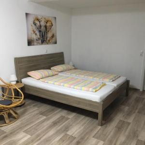 En eller flere senge i et værelse på Gästezimmer Fischer