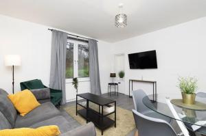 un soggiorno con un divano e un tavolo di Free Parking - Central - Dunfermline Sleeps 4 a Dunfermline