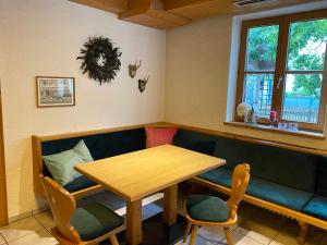 a dining room with a table and chairs at Hotel zur Ulme in Anzing
