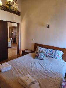 Giường trong phòng chung tại Casa dos Caseiros N2