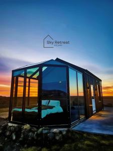 een glazen huis met daarin een bed bij Sky Retreat Iceland in Hvolsvöllur