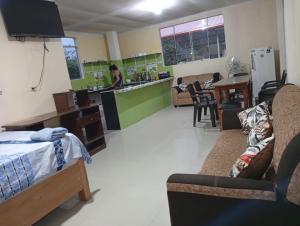 een kamer met banken, een keuken en een aanrecht bij Airbn b Estancia ALVARADO 1 in Tingo María