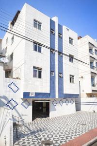 een gebouw met een blauw-witte gevel bij Cobertura - Praia do Morro in Guarapari +1 foto